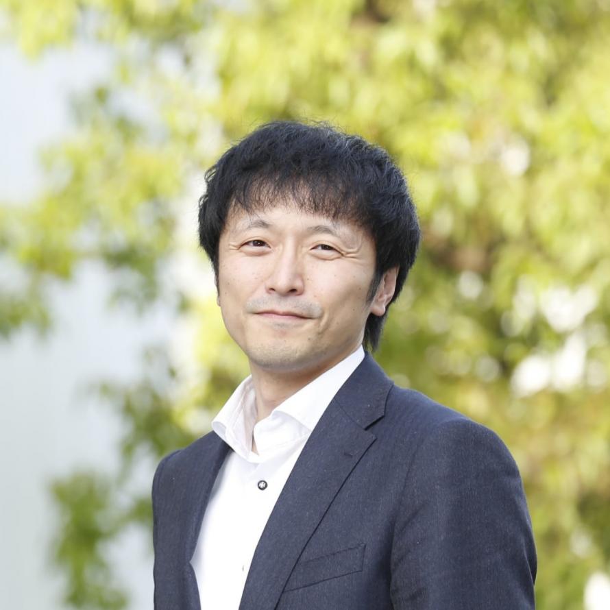 人羅 俊実 氏