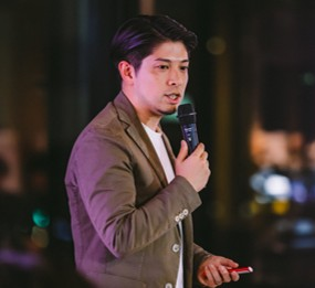 小林 顕豊 氏